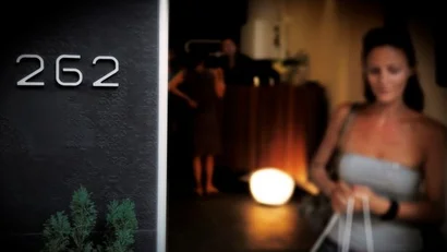 Ingresso con numero 262 e donna sfocata che tiene una borsa