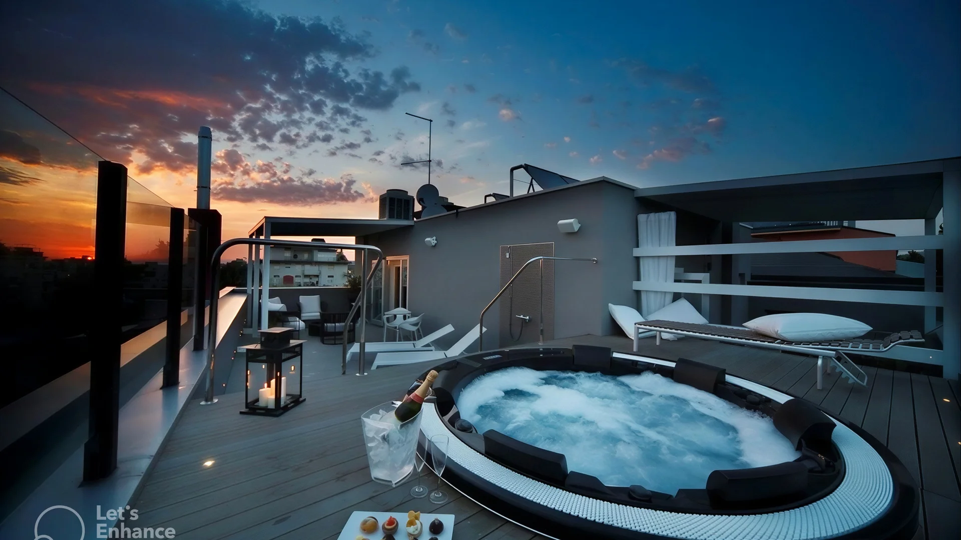 Terrazza con vasca idromassaggio, snack e champagne al tramonto