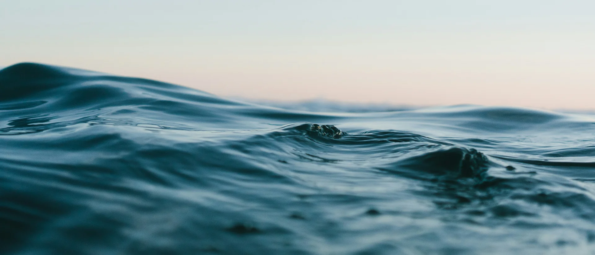 Q Hotel. Il tuo boutique hotel 3 Stelle Superior a Rimini. Onde calme del mare al tramonto con cielo sereno