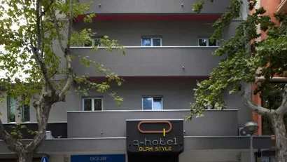 Facciata dell'hotel Glam Style con alberi e auto parcheggiate davanti